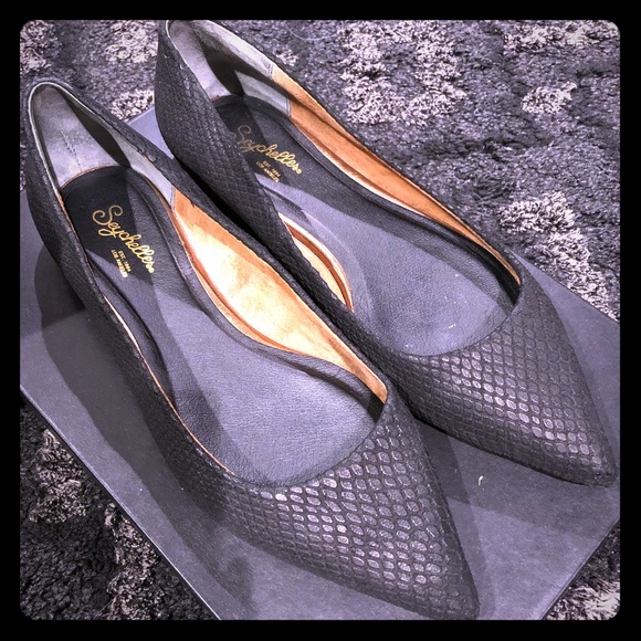 Seychelles pointy flats with python print detail - Picture 1 of 7